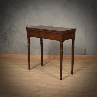 T 119  Tavolino da gioco lastronato in legno di mogano