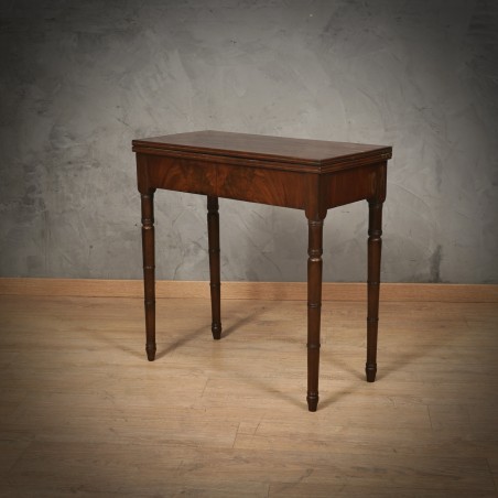 T 119  Tavolino da gioco lastronato in legno di mogano