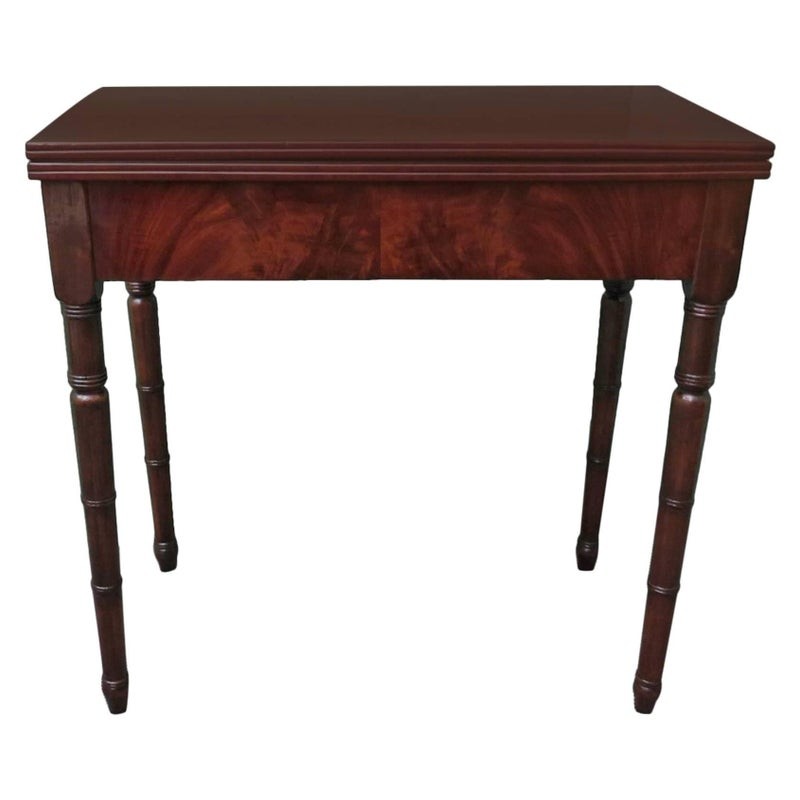 T 119  Tavolino da gioco lastronato in legno di mogano